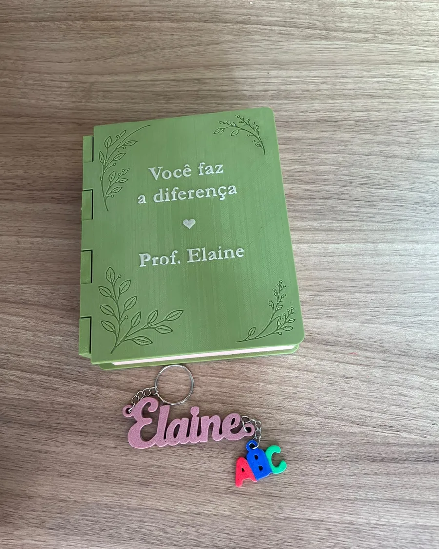 Livro Bandeja verde com a frase Você faz a diferença e chaveiro com nome